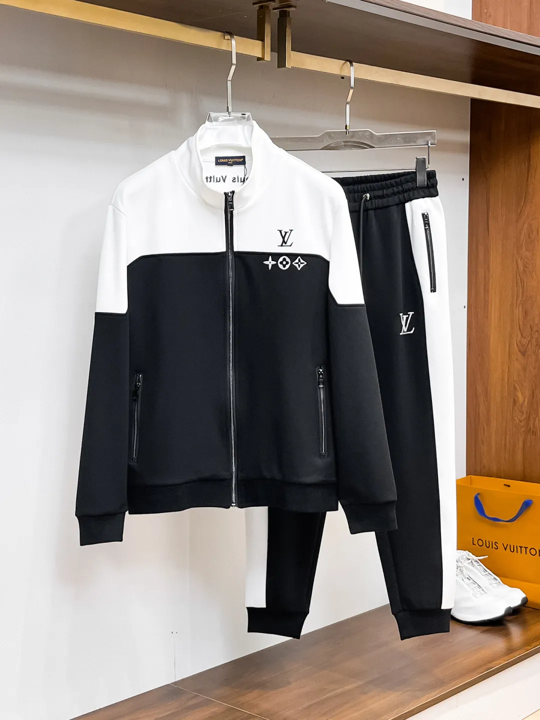 🅿️720 LV 2025 autumn and winter new counter casual suit of the same style, breathable, comfortable and casual! Full of high-end feel! The details are exquisite and high-end, and the workmanship is impeccable! The original high-end fabric is very high-end! The fabric is crisp, anti-wrinkle and wear-resistant, warm, neat and stylish. Everyone must buy a set this autumn and winter. They must look cool and handsome when wearing it. We specially recommend the size M-3XLC30